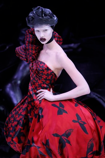 Illustration for article titled Alexander McQueen Fall/Winter 2009: Derelicte In Wonderland